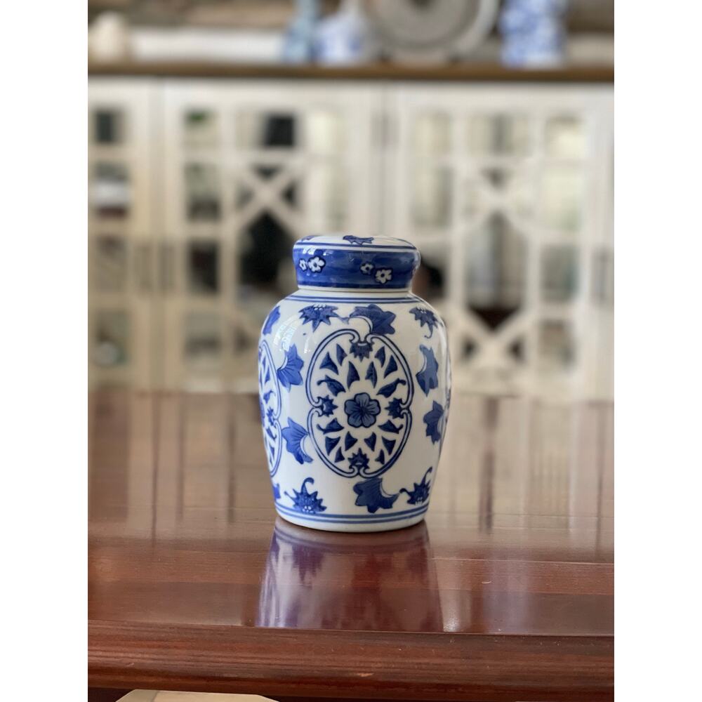 Vintage Chinese‑Style Porcelain Decorative Urn Hand‑Painted Blue Floral Design